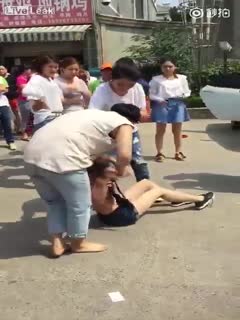 原配组团暴打小三小区门口人来人往大街上把衣服扒光专门往脸上扇打的太狠了边打手机边录方言对白 海报