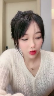 楚楚女神性感开撩，火辣热舞抖奶翘臀，互动撩骚揉奶玩逼 海报